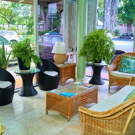 Tropical Sunset Beach Apartment Hotel Saint James Buitenkant foto