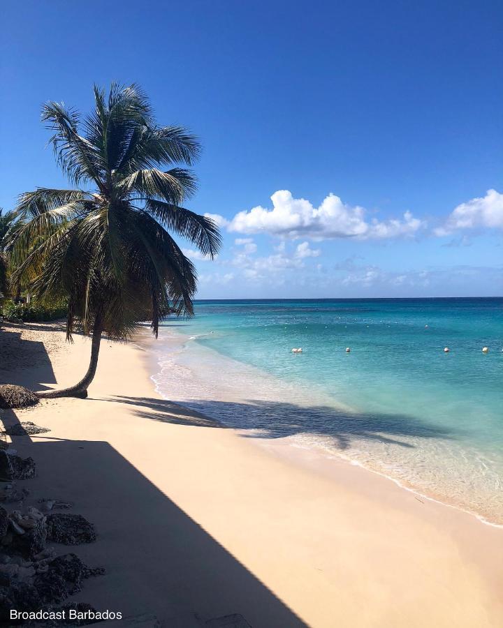 Tropical Sunset Beach Apartment Hotel Saint James Buitenkant foto