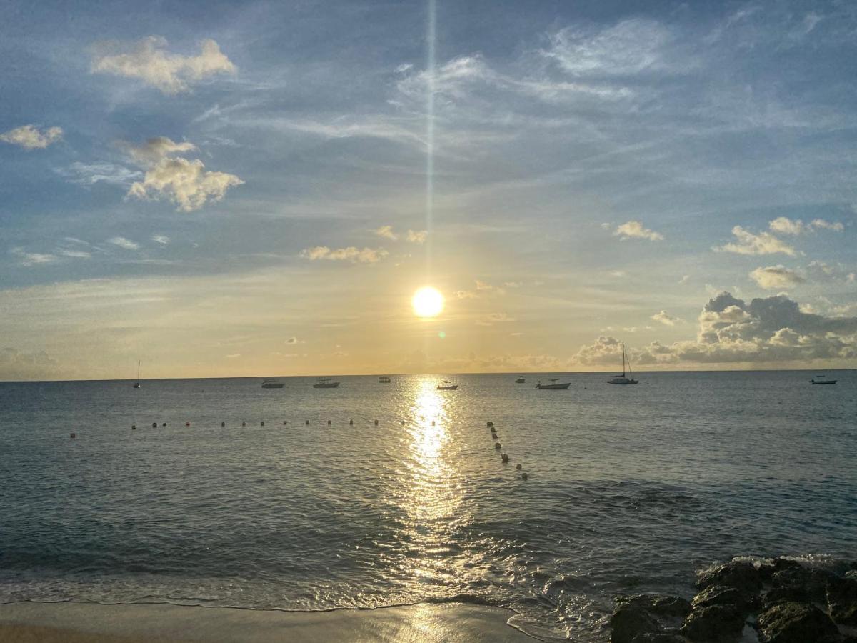 Tropical Sunset Beach Apartment Hotel Saint James Buitenkant foto
