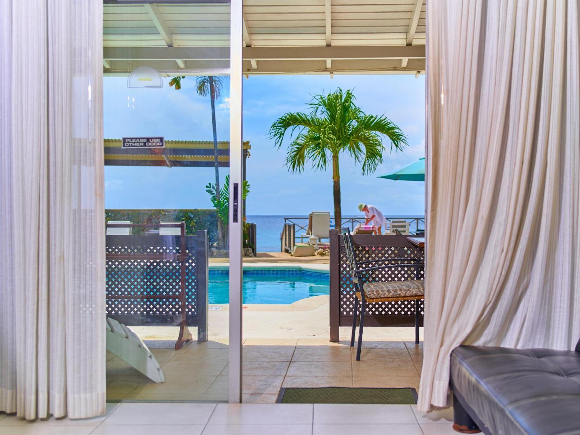 Tropical Sunset Beach Apartment Hotel Saint James Buitenkant foto