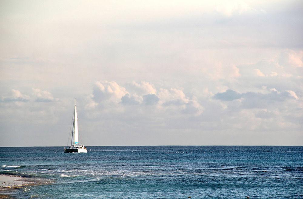 Tropical Sunset Beach Apartment Hotel Saint James Buitenkant foto