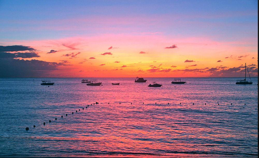 Tropical Sunset Beach Apartment Hotel Saint James Buitenkant foto
