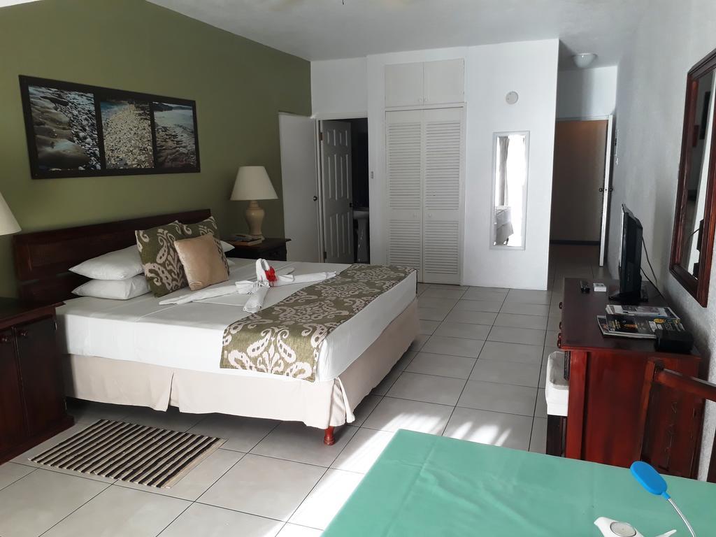 Tropical Sunset Beach Apartment Hotel Saint James Buitenkant foto