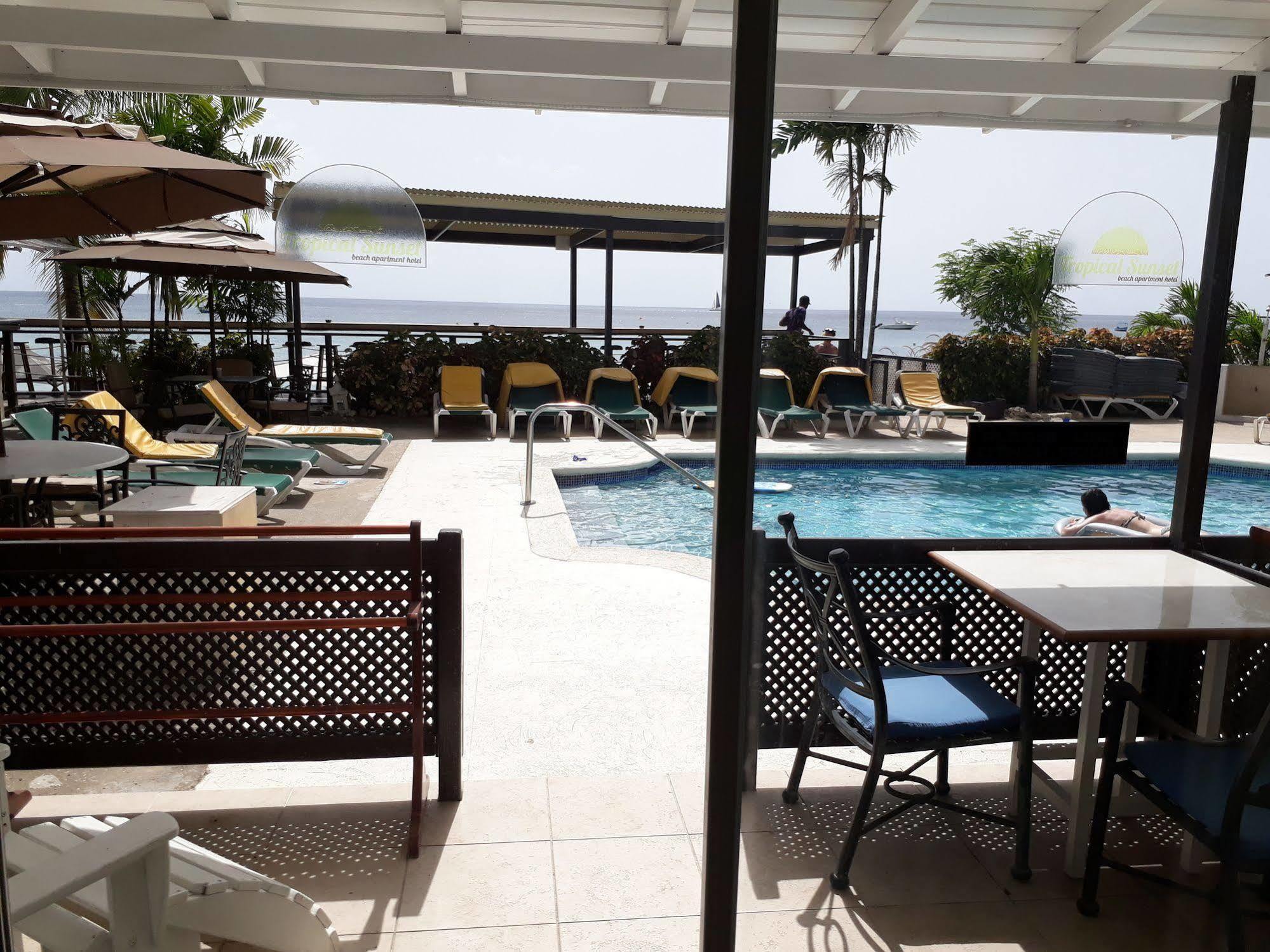 Tropical Sunset Beach Apartment Hotel Saint James Buitenkant foto