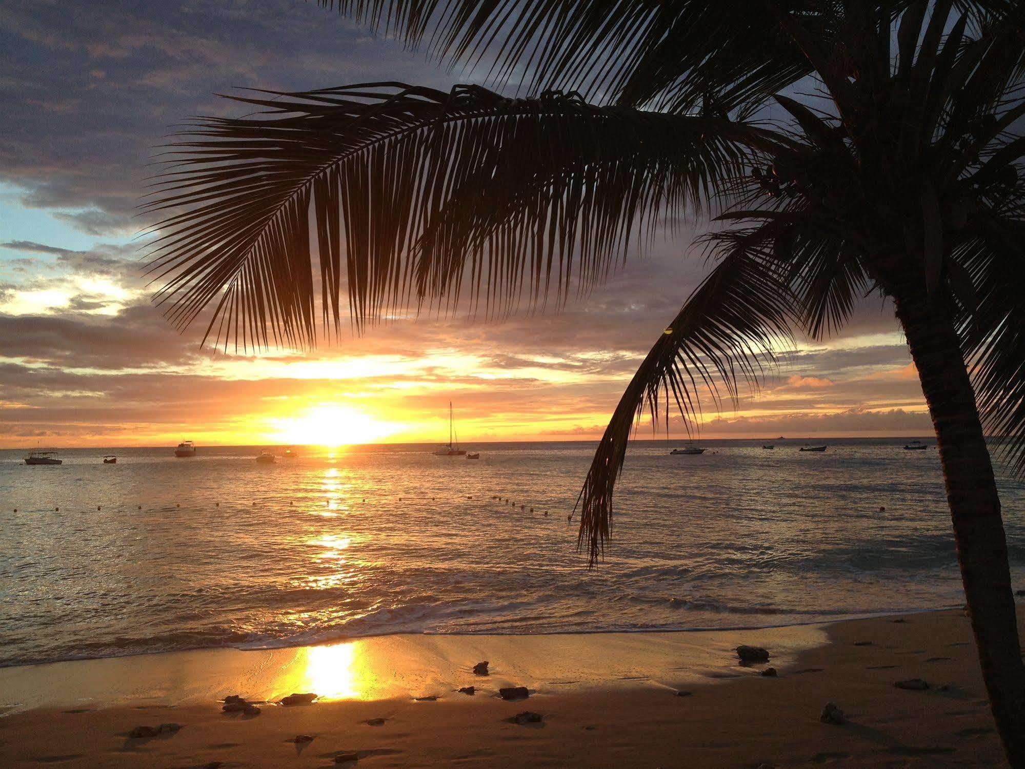 Tropical Sunset Beach Apartment Hotel Saint James Buitenkant foto