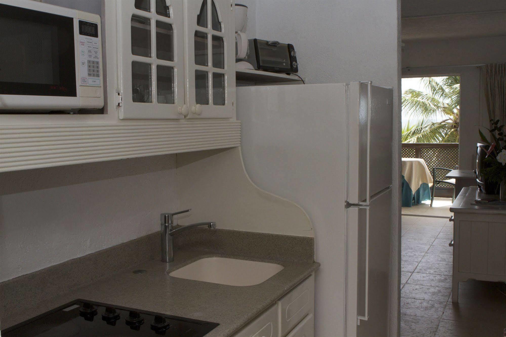Tropical Sunset Beach Apartment Hotel Saint James Buitenkant foto