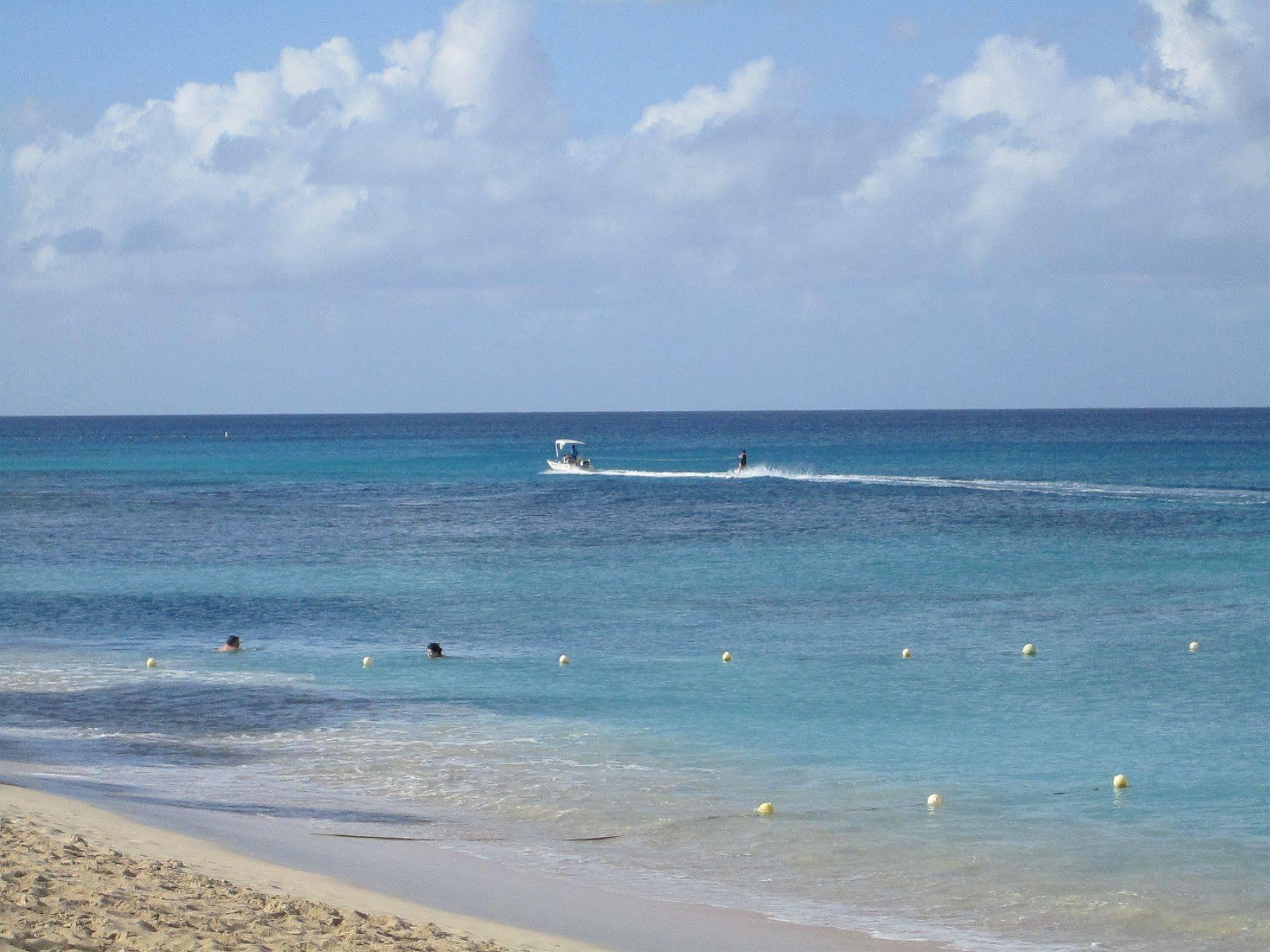 Tropical Sunset Beach Apartment Hotel Saint James Buitenkant foto
