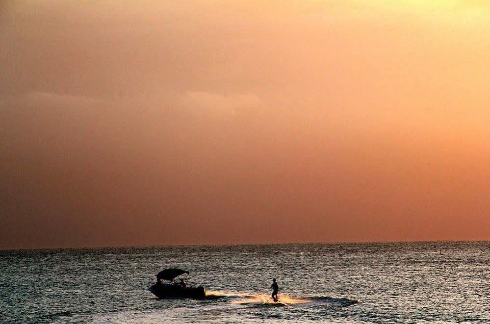 Tropical Sunset Beach Apartment Hotel Saint James Buitenkant foto